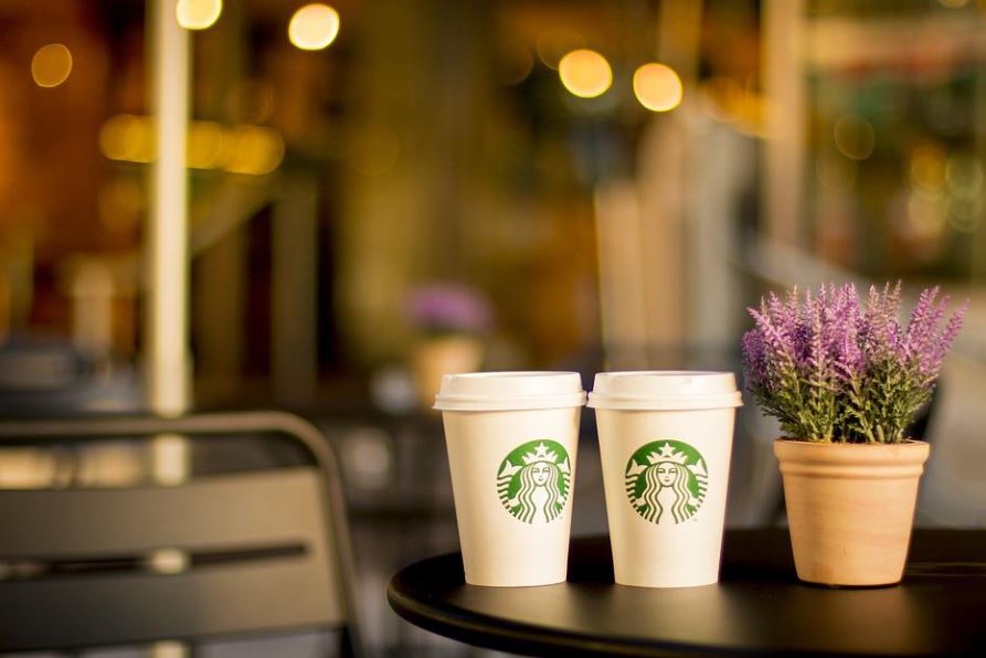 USA : Starbucks augmente les salaires pour éviter l’arrivée de syndicats !