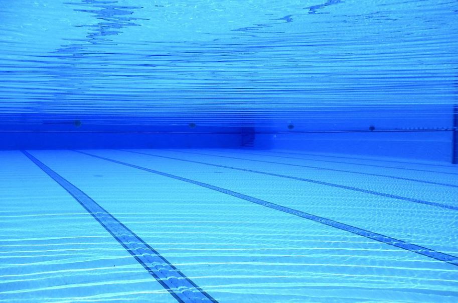 30 piscines ferment. Les élus en colère !