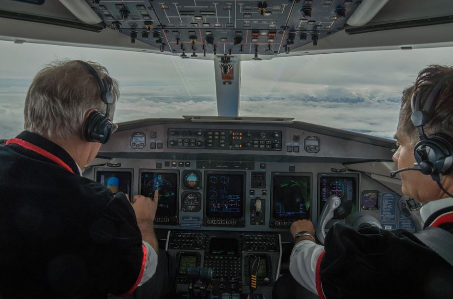 Transport aérien. Y-a-t-il un pilote dans l’avion ? Oui plus qu’un seul et ce n’est pas assez !