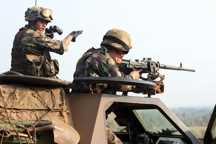 Après de durs combats l’armée française reprend Cahors aux civils qui faisaient leurs courses.