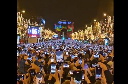 Voyez Paris le 31 décembre. Nous devenons fous et en devenant fous, nous devenons collectivement dépressifs.