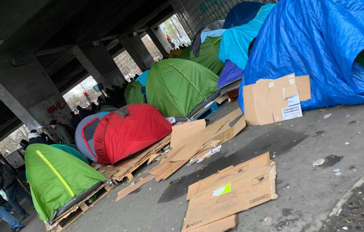 « 16 000 € de salaire pour s’occuper des migrants et des SDF ! » L’édito de Charles SANNAT