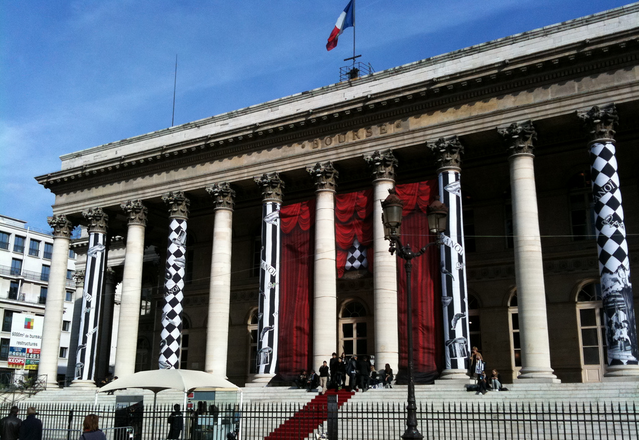 « Et si la hausse du CAC 40 ne s’expliquait qu’avec les valeurs du luxe ? ». L’édito de Charles SANNAT