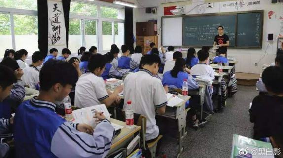 Oui, il faut fliquer les élèves avec des caméras pour surveiller leur attention dans chaque classe !