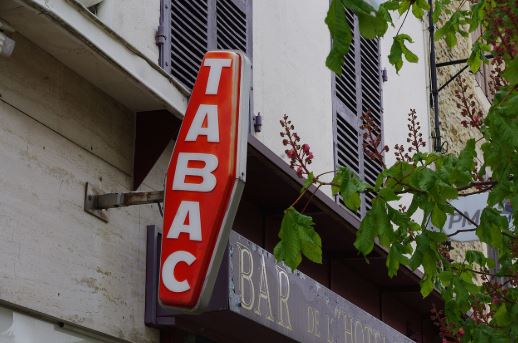 Payer ses impôts à la source… ou en espèces dans les bureaux de tabac !!