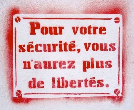 « Interdit aux chiens et aux non-vaccinés !! » L’édito de Charles SANNAT