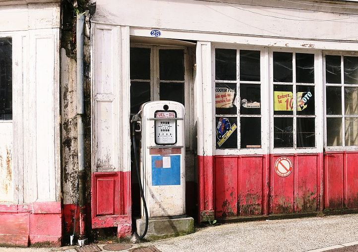 « La remise à la pompe de Total, le roseau rachitique qui cache la forêt de chênes feuillus ! ». L’édito de Charles SANNAT