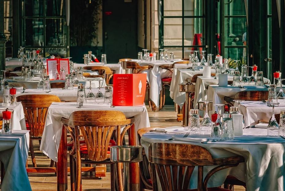 Les restaurateurs ont un 1 an et 2 mois pour apprendre à cuisiner… sinon ils devront écrire que leurs plats sont industriels !