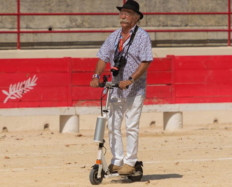 Il faut impérativement taxer les trottinettes !