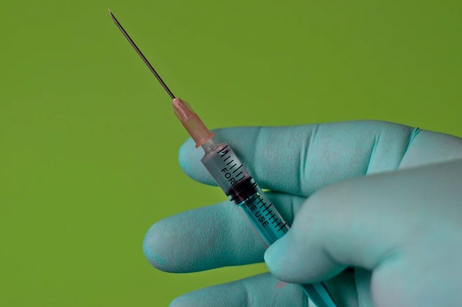 Le PDG de moderna confirme que les vaccins sont efficaces… à 50% !