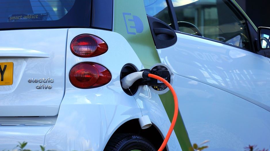 Qu’est-ce qu’il y a de plus stupide qu’une voiture électrique ? 2 voitures électriques !